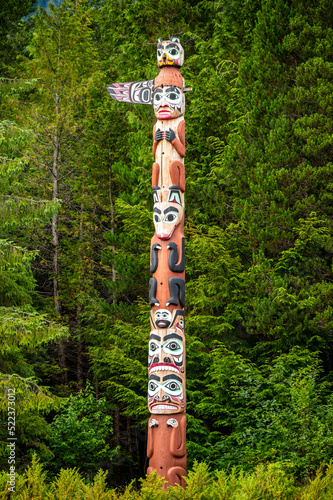 Fotografía Tlinget totem poles, long house and traditional art in Saxman Alaska