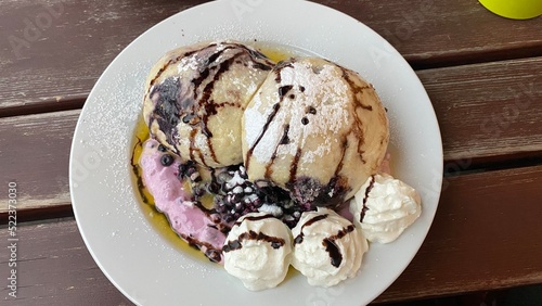 Sweet dumplings with blueberries and cream