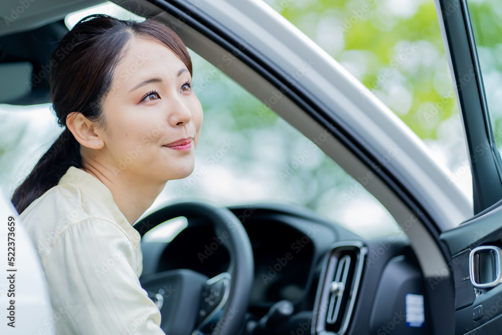 運転席に座る日本人女性 運転席に座る日本人女性