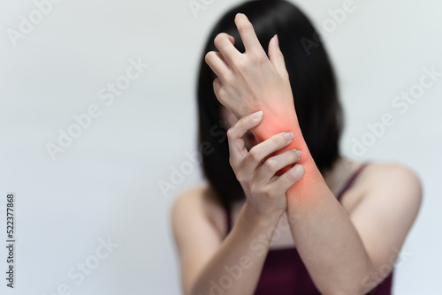 Wrist pain in women with carpal tunnel syndrome.