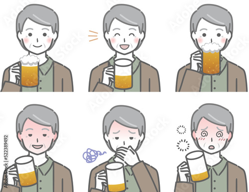 お酒を飲む私服の高齢男性