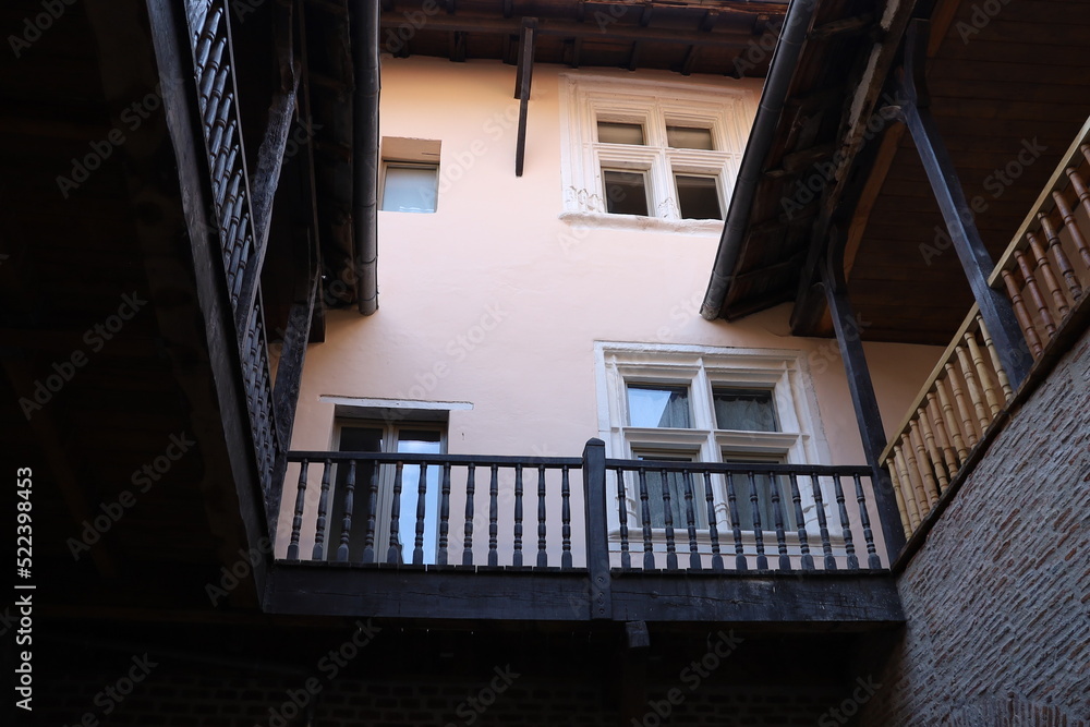 Fototapeta premium Bâtiment typique, vue de l'extérieur, ville de Cahors, département du Lot, France