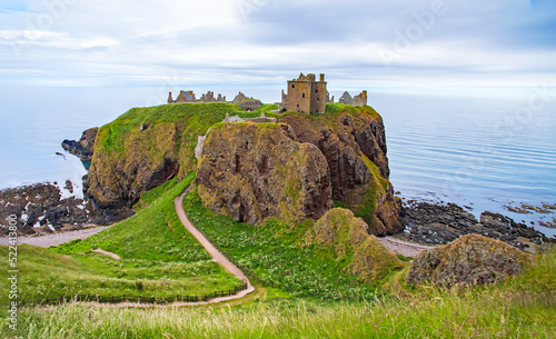 Estate - Dunnottar Castle  ist eine zerstörte mittelalterliche Festung auf einer felsigen Landzunge an der Nordostküste Schottlands  photo
