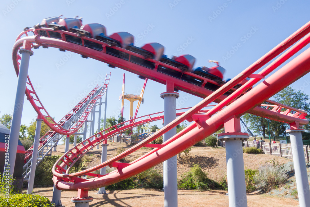 un manège à grande vitesse. Une fête foraine. un grand huit. Un manège à sensation. Un parc d'attractions. Des montagnes russes.