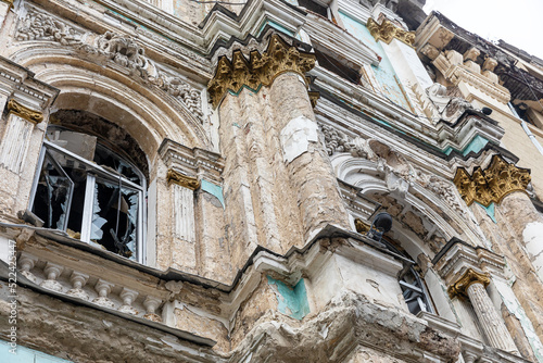 Obraz na plátně Destroyed building in historical downtown in Kharkiv