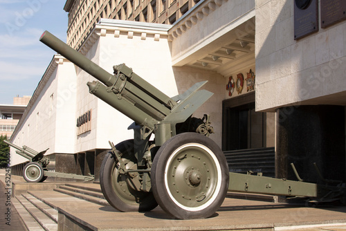 Russian cannon. This is one of the types of artillery guns with a long barrel and a high initial velocity of the projectile, good range.