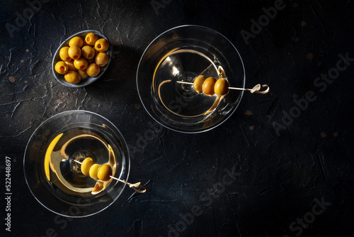 Billede på lærred Martini, two glasses with spicy olives