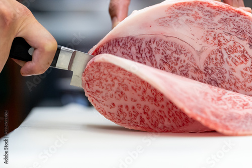 牛のブロック肉を切る