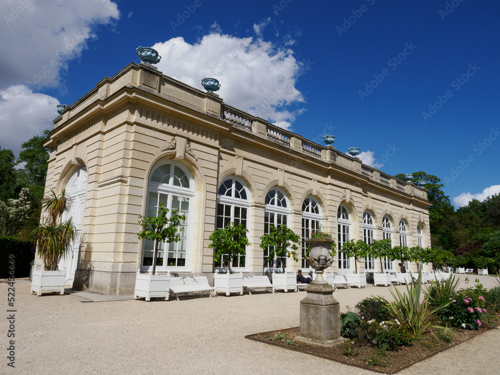 bâtiment dans les jardins de Bagatelle dans le Bois de Boulogne à Paris