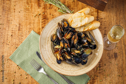 Fresh mussels in a bowl, with parsley and lemon. Moules Marinieres - Mussels cooked with white wine. Top view