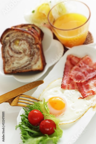 Bacon and sunny side up fried egg with marble bread