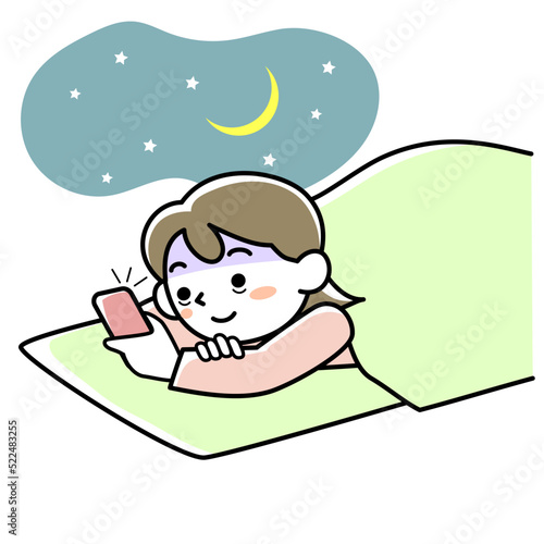 スマホを見て夜更かしする若い女性