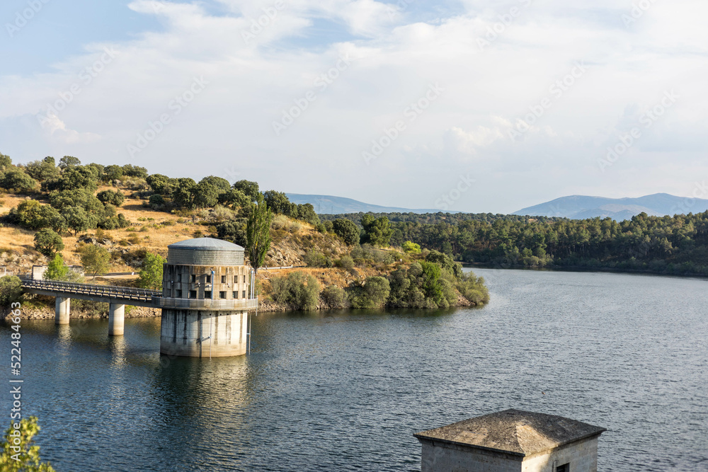 Fototapeta premium Barrage d'eau à Cervera de Buitrago en Espagne le long d'une ballade 