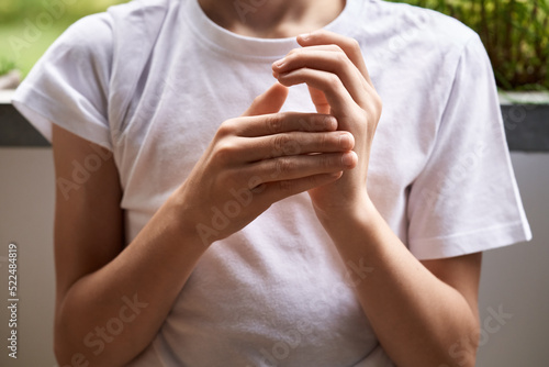 Foto Boy practicing EFT - emotional freedom technique - tapping on karate chop point