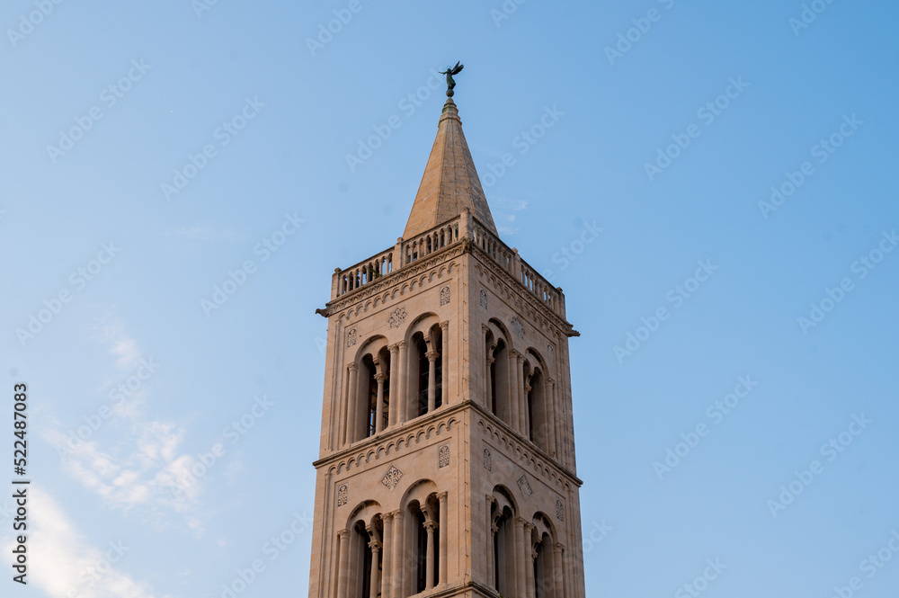 Kirchturm ragt in den strahlend blauen Himmel