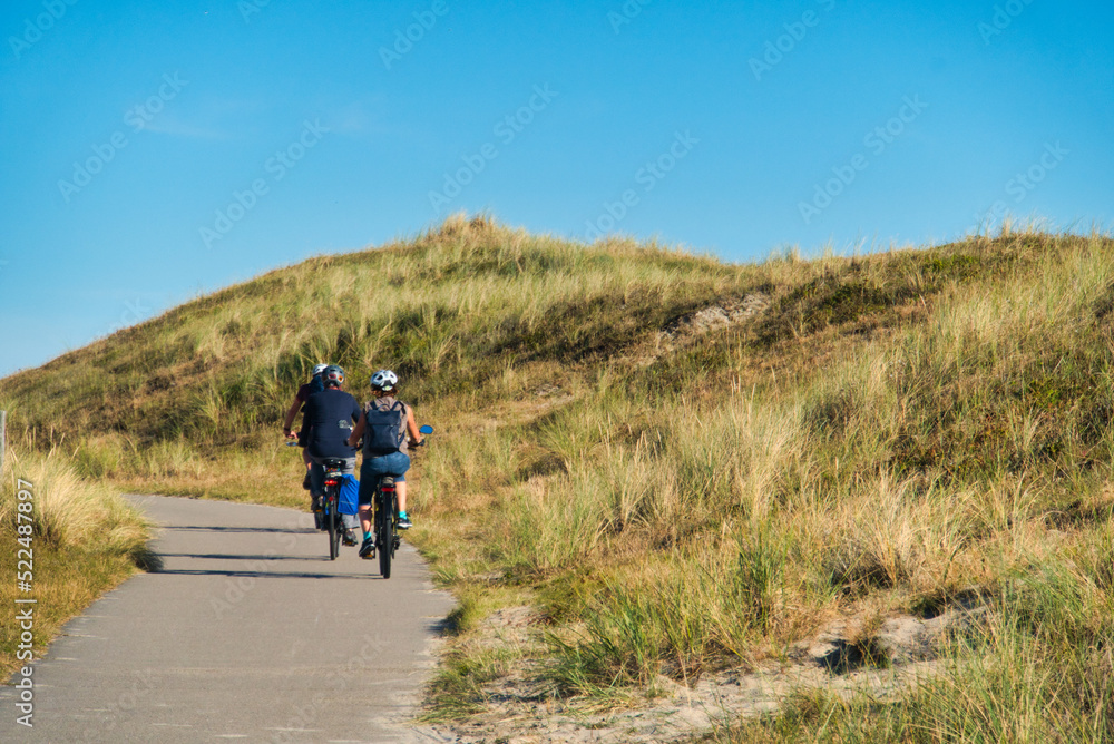 2 Radfahrer in den Dünen von Nordholland 2 Radfahrer in den Dünen von Nordholland