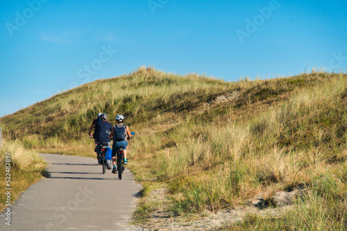 2 Radfahrer in den Dünen von Nordholland © Prieshof PixEL