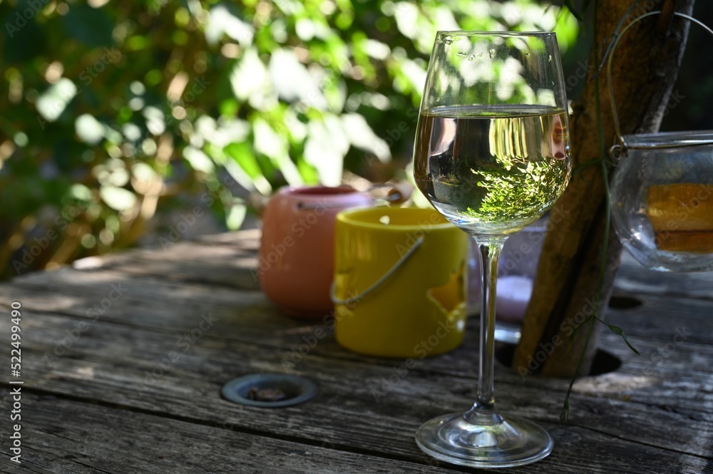 Glass of white wine close up | Verre de vin blanc en gros plan