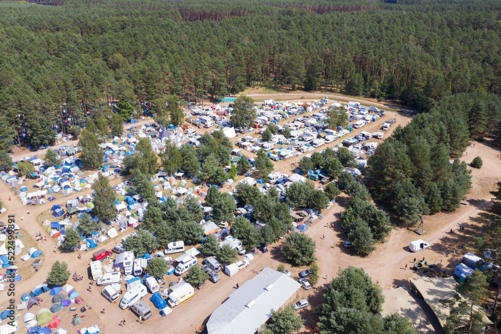 Luftaufnahme vom Campingplatz im Wald, Festival Garbicz, Polen, Europa