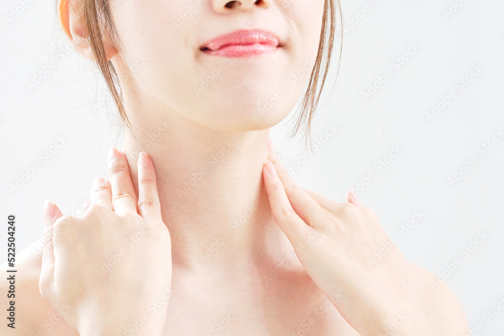 Fototapeta premium 首をケアする女性のクローズアップ