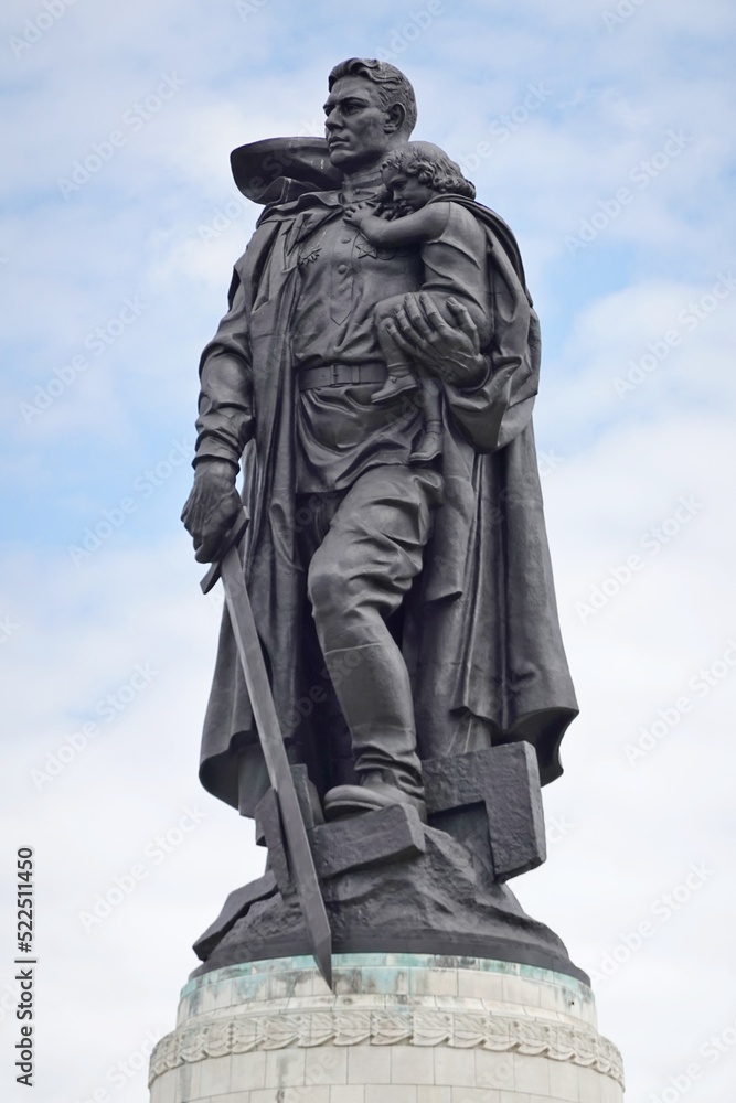 Berlin - Treptower Park - Sowjetisches Ehrenmal - Soldat mit Kind und Schwert Berlin - Treptower Park - Sowjetisches Ehrenmal - Soldat mit Kind und Schwert