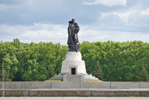 Berlin - Treptower Park - sowjetischen Ehrenmal - Blick auf den Soldaten