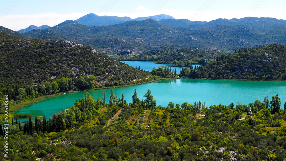 Lacs de Bacina (Bacinska jezera), Croatie. Lacs émeraude et les montagnes
