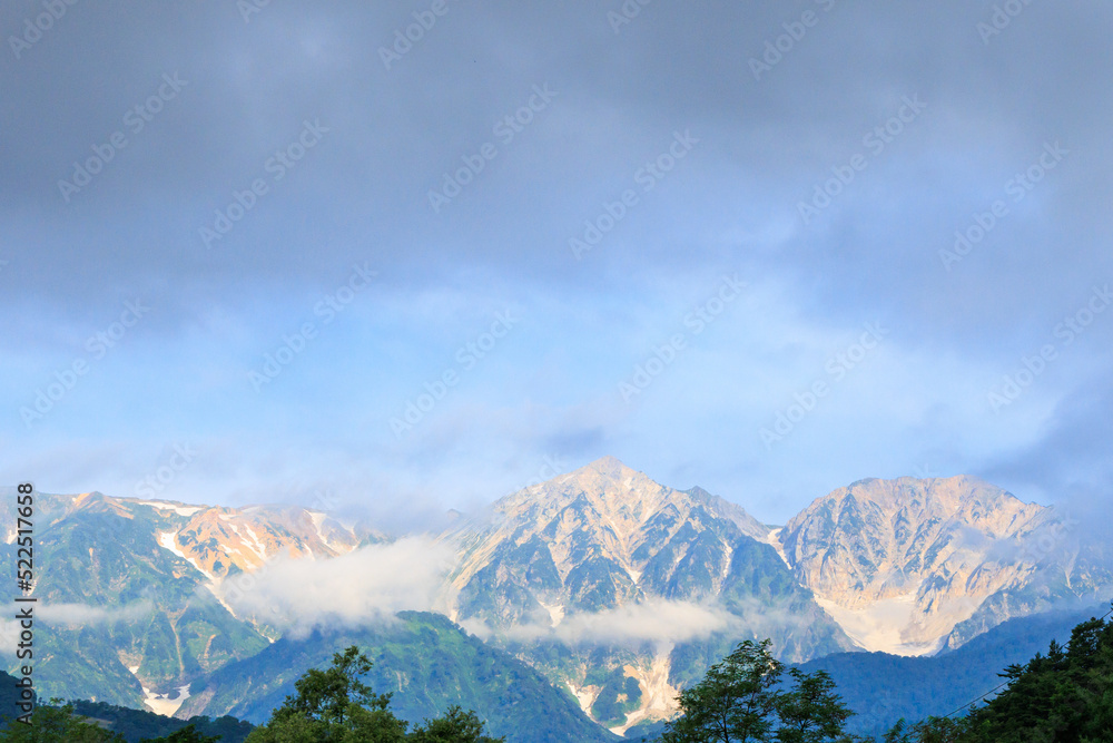 夏の白馬村の美しい五竜岳
