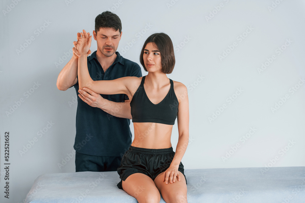 Obraz premium Moving hands. Woman visiting physiologist that making massages and helping with traumas
