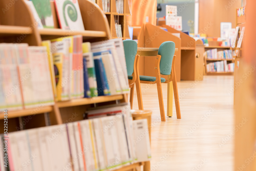 たくさんの本がある図書館の様子