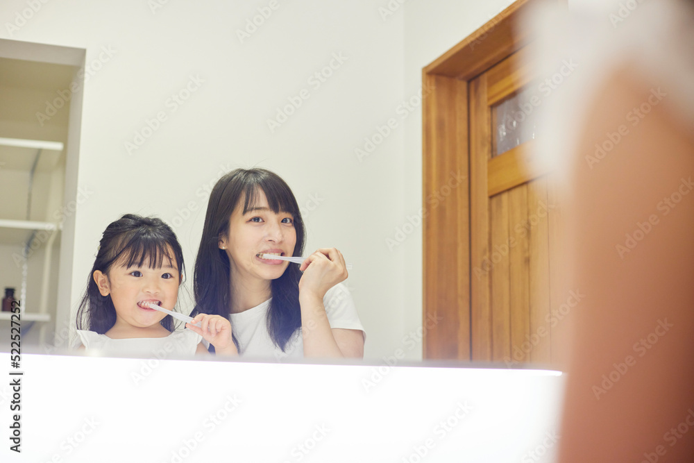 若いお母さんと3歳の娘 若いお母さんと3歳の娘