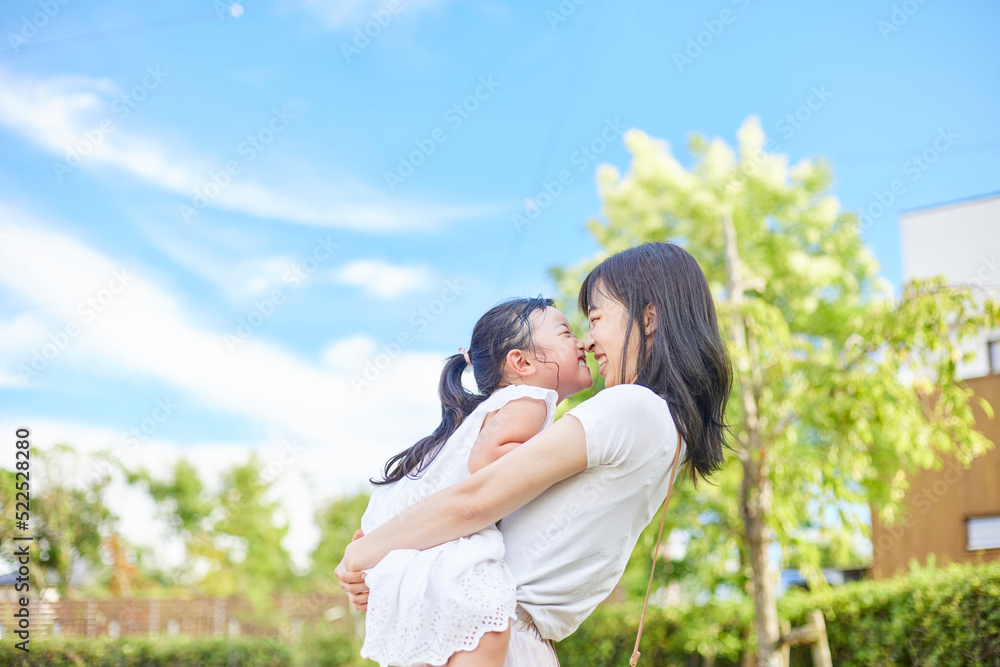 Naklejka premium 若いお母さんと3歳の娘