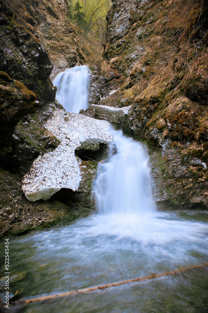 Obraz premium Thunderbird Falls (2022)