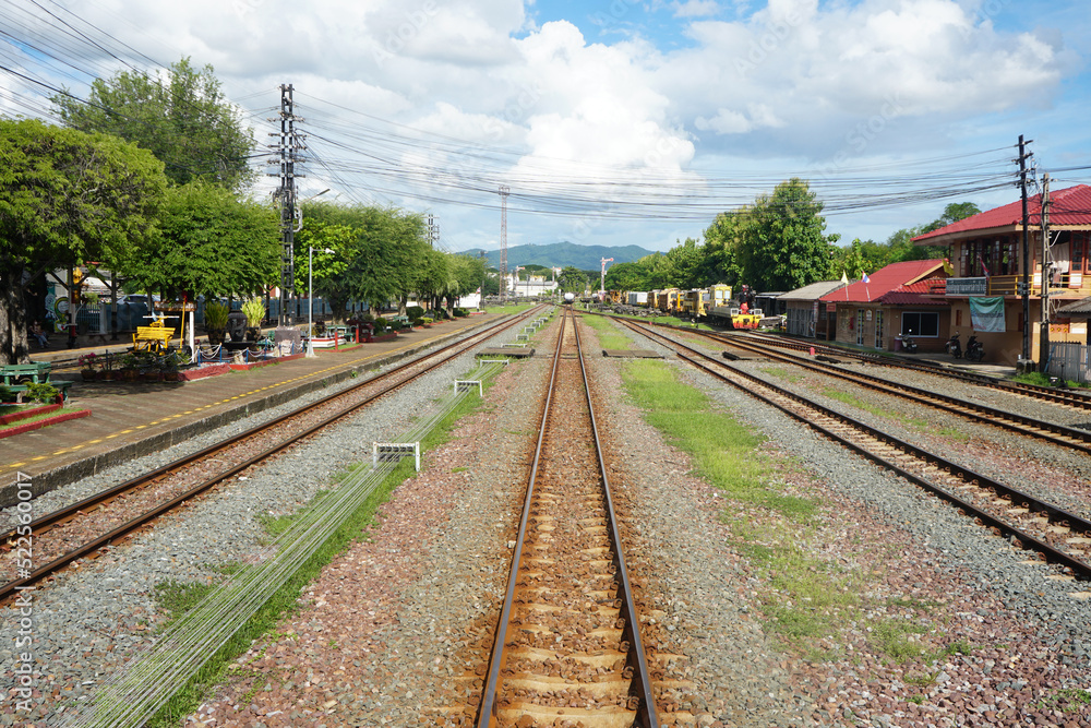 Obraz premium Railway tracks at a Thai train station on a clear day.