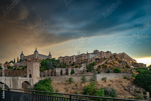 Impresionante vista panorámica de la hermosa puesta de sol sobre el casco antiguo de Toledo. Destino de viaje España 