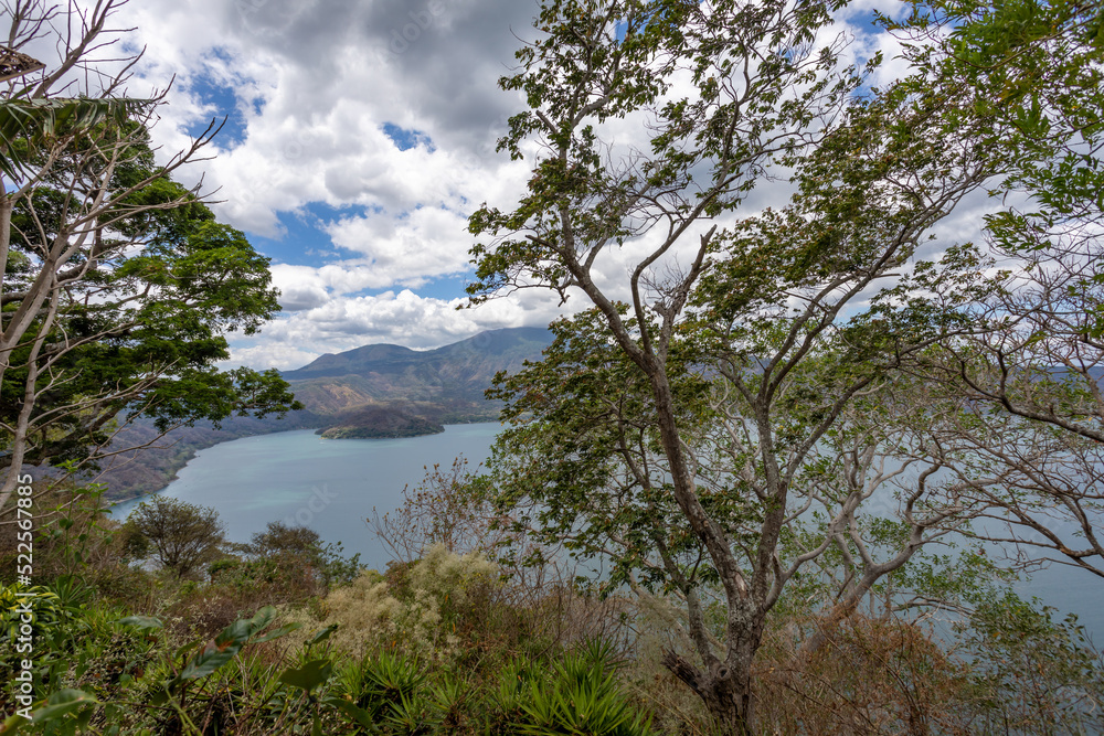 El lago Coatepeque es un lago de origen volcánico, situado a 18 km al sur de la ciudad de Santa Ana en el municipio de El Congo en san salvador