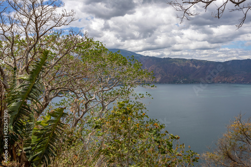 El lago Coatepeque es un lago de origen volcánico, situado a 18 km al sur de la ciudad de Santa Ana en el municipio de El Congo en san salvador photo