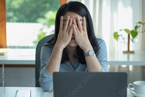 Concept Burnout Syndrome. Business Woman feels uncomfortable working. Which is caused by stress, accumulated from unsuccessful work And less resting body. Consult a specialist psychiatrist.