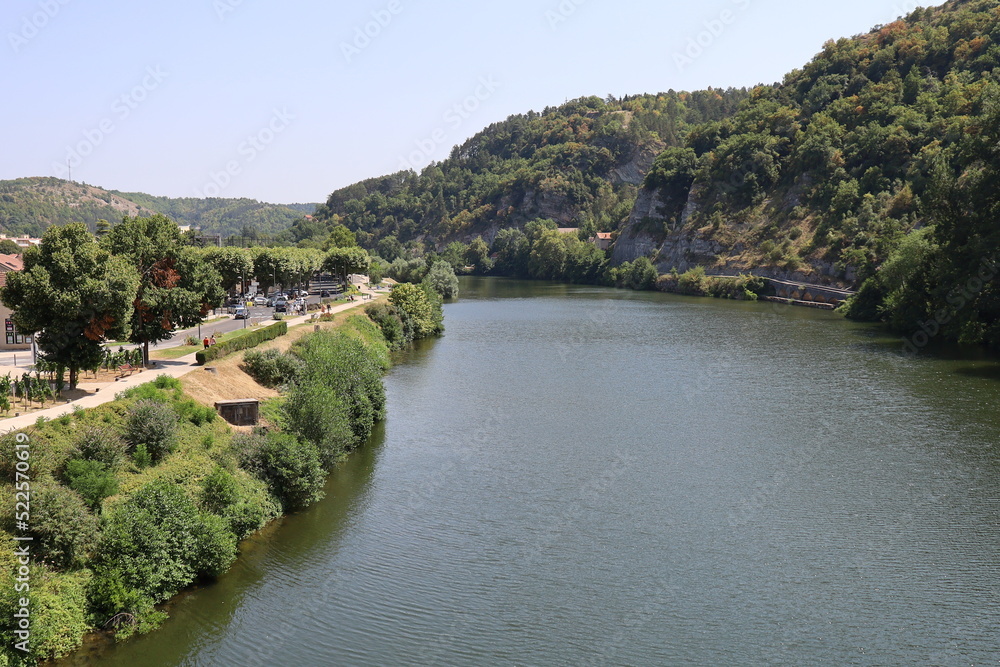 La rivière le Lot, ville de Cahors, département du Lot, France La rivière le Lot, ville de Cahors, département du Lot, France