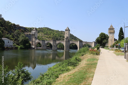 Le pont Valentre sur la rivière Lot, construit au 14eme siècle, ville de Cahors, département du Lot, France © ERIC