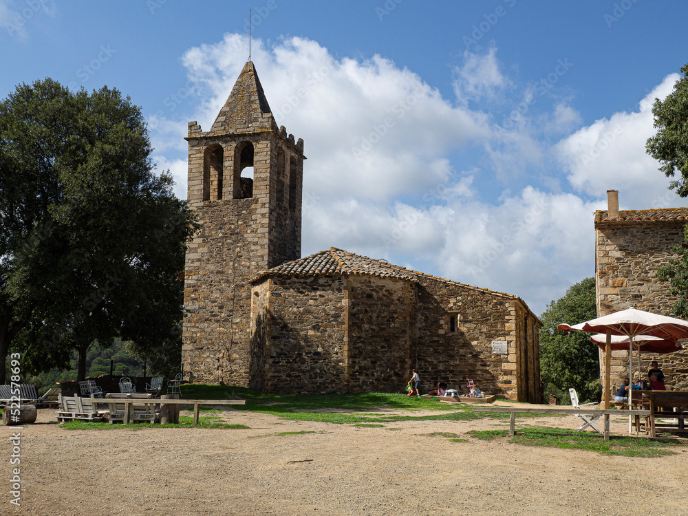 Iglesia de piedra de Sant Cebrià de Lledó, Girona, sobre un paisaje de natural