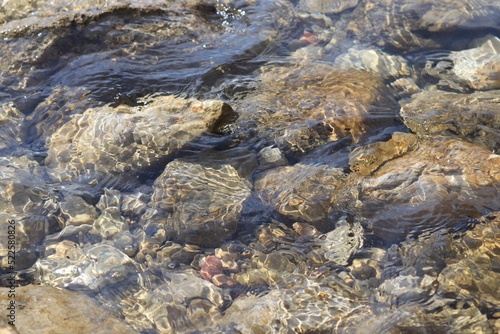 Rocas en el agua  del mar