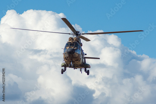 Fototapeta Naklejka Na Ścianę i Meble -  Helicóptero de combate aterrizando