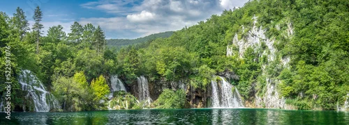Obraz Woda wpadająca z lasu do jeziora