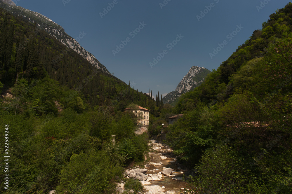 Wanderweg durch das Valle delle Cartiere im Norden von Italien - Aussicht auf Fluß und ehemalige Papiermühle