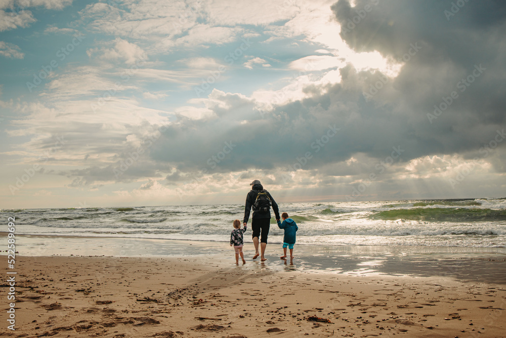 rodzinny spacer po plaży z tatą - obrazy, fototapety, plakaty 