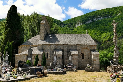 L'église Notre-Dame-des-Champs de Mostuéjouls et le cimetière clos