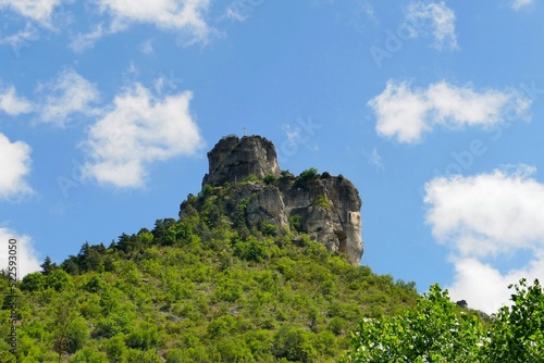 Le rocher de Capluc pr  s du village Le Rozier entre les gorges du Tarn et de la Jonte