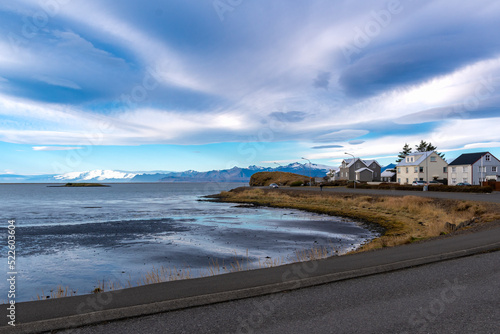 die kleine Hafenstadt Höfn auf Island mit einem herrlichen Blick auf den Gletscher