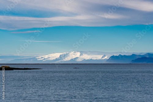 die kleine Hafenstadt Höfn auf Island mit einem herrlichen Blick auf den Gletscher
